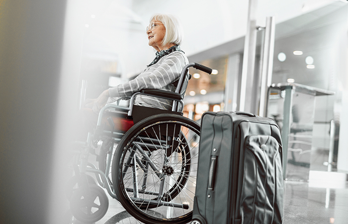 Nainen pyörätuolissä lentokentällä